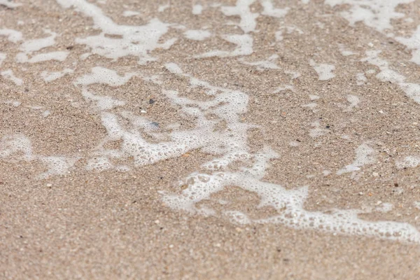 クローズ アップの砂のビーチの泡と海の水波 — ストック写真