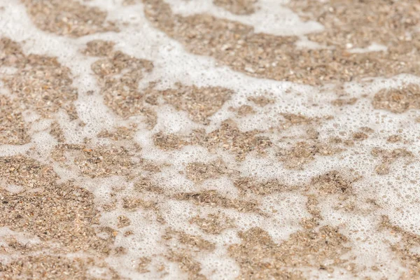 Close Van Zee Water Golven Met Bubbels Zand Strand — Stockfoto