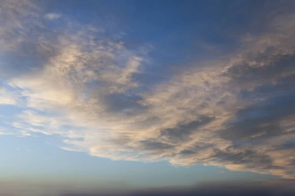 日没時の空のピンクと白の雲の背景 — ストック写真