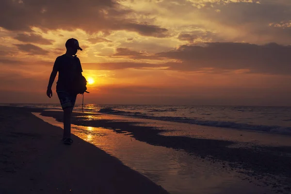 Atemberaubender Sonnenuntergang Strand Mit Endlosem Horizont Und Unglaublich Schäumenden Wellen — Stockfoto