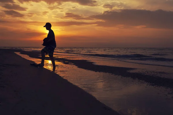 Atemberaubender Sonnenuntergang Strand Mit Endlosem Horizont Und Unglaublich Schäumenden Wellen — Stockfoto