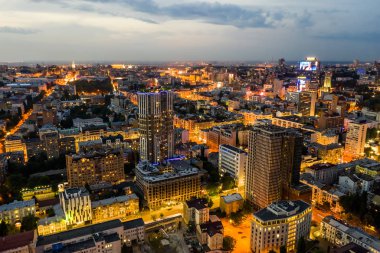 Kiev Şehrinin havadan görünümü. Geceleri sokaklarda uçuyor. Ukrayna