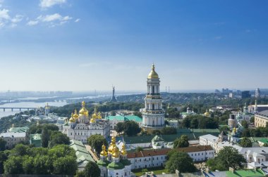Yukarıdan tepelerde Kiev Pechersk Lavra kiliselerin havadan üst görünümü. Ukrayna 