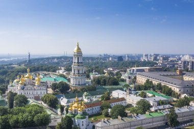 Yukarıdan tepelerde Kiev Pechersk Lavra kiliselerin havadan üst görünümü. Ukrayna 