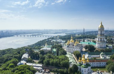 Yukarıdan tepelerde Kiev Pechersk Lavra kiliselerin havadan üst görünümü. Ukrayna 