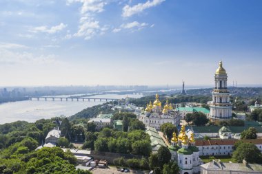 Yukarıdan tepelerde Kiev Pechersk Lavra kiliselerin havadan üst görünümü. Ukrayna 