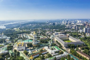 Yukarıdan tepelerde Kiev Pechersk Lavra kiliselerin havadan üst görünümü. Ukrayna 