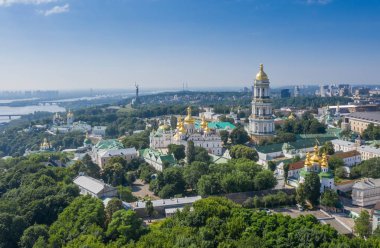 Yukarıdan tepelerde Kiev Pechersk Lavra kiliselerin havadan üst görünümü. Ukrayna 