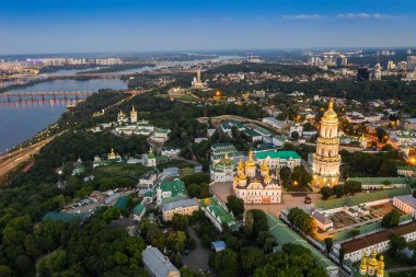 Yukarıdan tepelerde Kiev Pechersk Lavra kiliselerin havadan üst görünümü. Ukrayna 