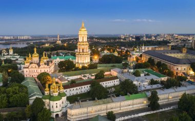 Yukarıdan tepelerde Kiev Pechersk Lavra kiliselerin havadan üst görünümü. Ukrayna 