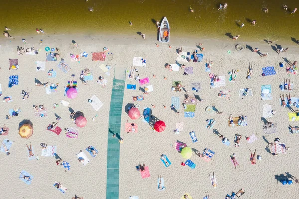 Vista Aérea Voo Drone Pessoas Multidão Relaxante Praia Kiev Ucrânia — Fotografia de Stock
