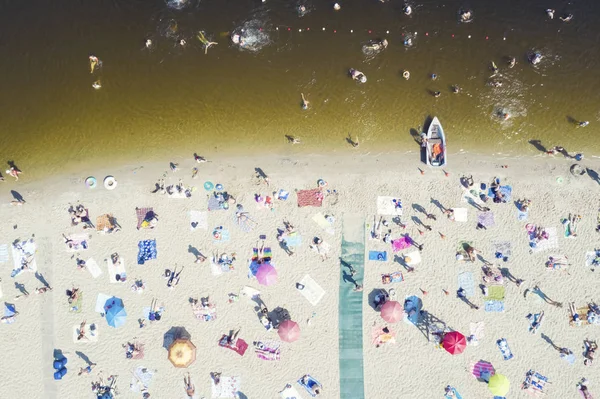 Sahilde Rahatlatıcı İnsanlar Kalabalığın Uçan Drone From Havadan Görünümü. Kiev, Ukrayna. 