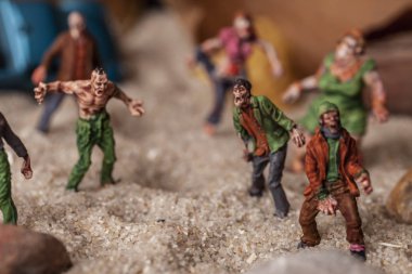 Minyatür insanlar. Cadılar Bayramı zombi kalabalığı yürüyüşü. Sığ alan derinliği.