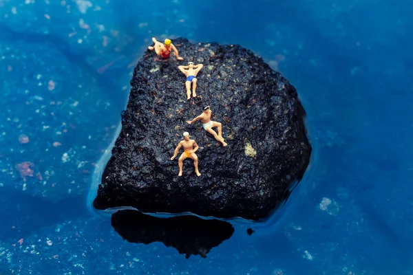 Miniaturmenschen Und Ein Stein Badeanzug — Stockfoto