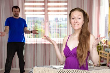 Aile çatışma - aile bir zorluk bu. Karı koca ile her diğer odaya savunuyorlar. Kamera önünde oturuyorlar ve bakmak beni rahatsız