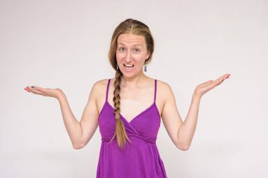 Pekala, söyledim ya. Güzel bir portresi kadın kamerada gösteriyor beyaz bir arka plan üzerinde şaşırttı. O kamera önünde duran ve gülümseyen