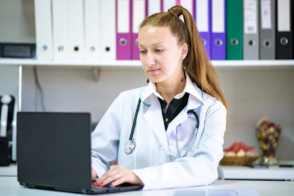 Tell You Your Illness Portrait Female Doctor Sitting Office Laptop — Stock Photo, Image