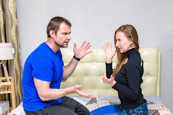 Family Conflict Difficulties Family Husband Wife Conflict Room Wife Sits — Stock Photo, Image