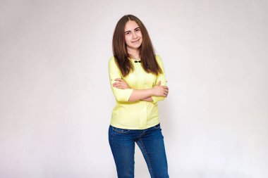 konuşmak beni dikkatli dinle. Farklı pozlar beyaz bir arka plan üzerinde güzel bir esmer kız portresi. O şu kamera gülümseyen önünde duran ve mutlu görünüyordu