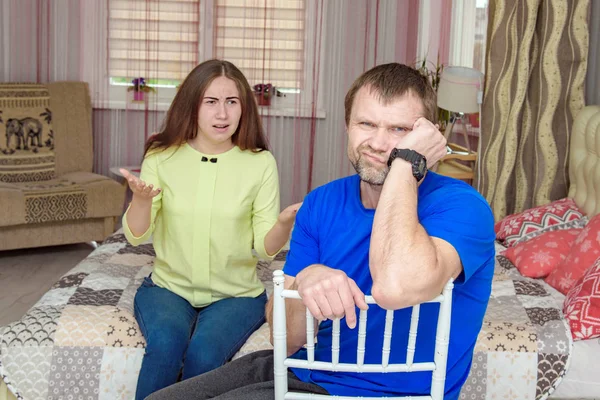 Familie Conflict Familie Problemen Man Vrouw Conflicten Thuis Zitten Vlak — Stockfoto