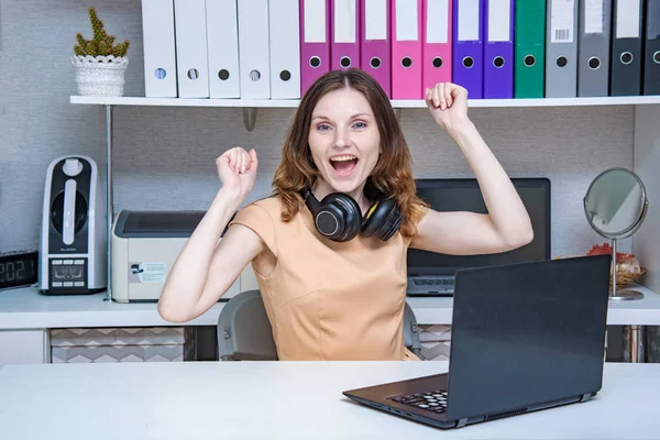 Beste Kantoor Werknemer Van Maand Portret Van Een Mooi Meisje — Stockfoto