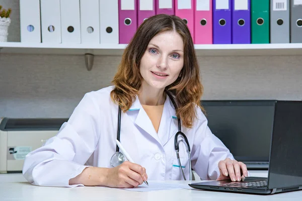 Soy Mejor Médico Del Mundo Retrato Una Doctora Sentada Consultorio — Foto de Stock