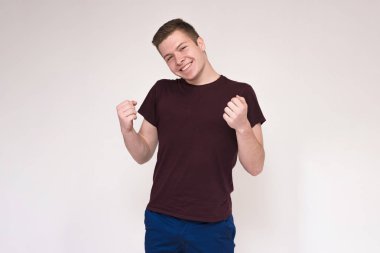 Ben şanslıydım. Şans eseri oluşan beyaz bir arka plan üzerinde yakışıklı bir genç adam portresi. O şu kamera gülümseyen önünde duran ve mutlu görünüyordu