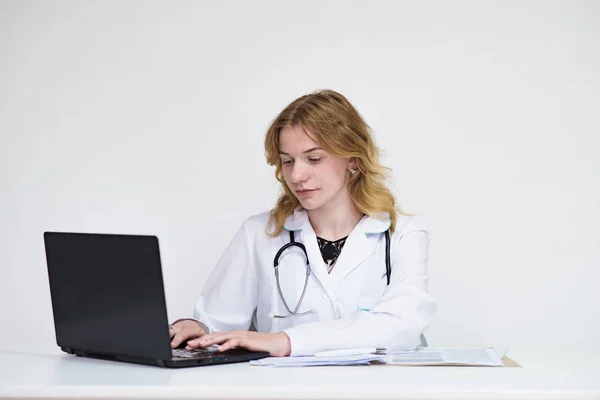 Fala Das Tuas Doenças Retrato Uma Linda Menina Médica Loira — Fotografia de Stock