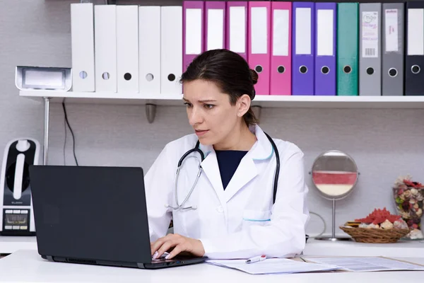 Tell Your Illnesses Portrait Beautiful Female Doctor Office Endoscope Laptop — Stock Photo, Image