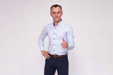 farklı beyaz bir arka plan üzerinde genç yakışıklı bir adam portresi gösteren farklı duygular teşkil etmektedir. Doğrudan kamera önünde durduğunu