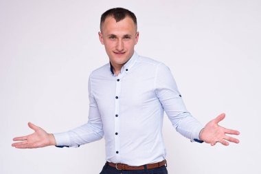 farklı beyaz bir arka plan üzerinde genç yakışıklı bir adam portresi gösteren farklı duygular teşkil etmektedir. Doğrudan kamera önünde durduğunu