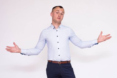 farklı beyaz bir arka plan üzerinde genç yakışıklı bir adam portresi gösteren farklı duygular teşkil etmektedir. Doğrudan kamera önünde durduğunu