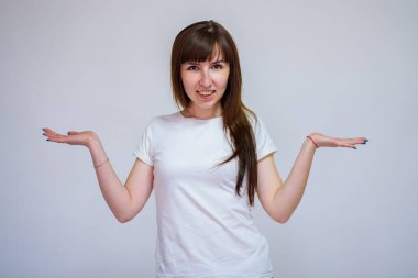 Buraya bak - ilginç bir şey. Ürün üzerinde gösterilen beyaz arka plan üzerinde güzel esmer kız portresi. O şu kamera ve gülümsüyor önünde duruyor ve mutlu görünüyor.