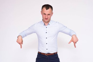 farklı beyaz bir arka plan üzerinde genç yakışıklı bir adam portresi gösteren farklı duygular teşkil etmektedir. Doğrudan kamera önünde durduğunu