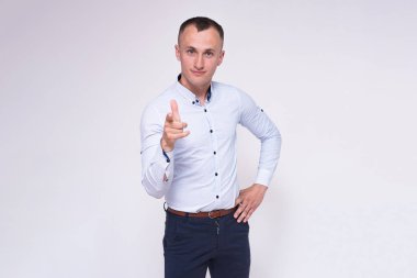 farklı beyaz bir arka plan üzerinde genç yakışıklı bir adam portresi gösteren farklı duygular teşkil etmektedir. Doğrudan kamera önünde durduğunu