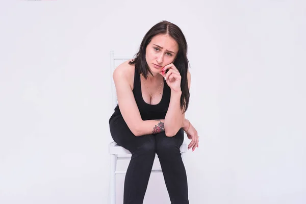 Portret Van Een Brunette Meisje Mooie Fitness Een Witte Achtergrond — Stockfoto