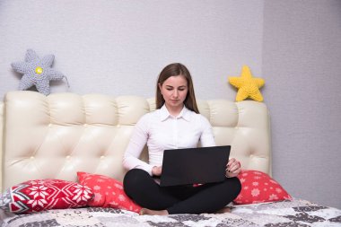 Ben bir çevirmen ve evde çalışma seviyorum. Evde kanepede dizüstü bilgisayarda çalışan bir güzel esmer freelancer kız portresi. O şu kamera gülümseyen önünde oturur ve mutlu görünüyor