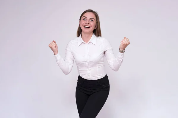 Retrato Una Hermosa Chica Morena Sobre Fondo Blanco Una Camisa — Foto de Stock