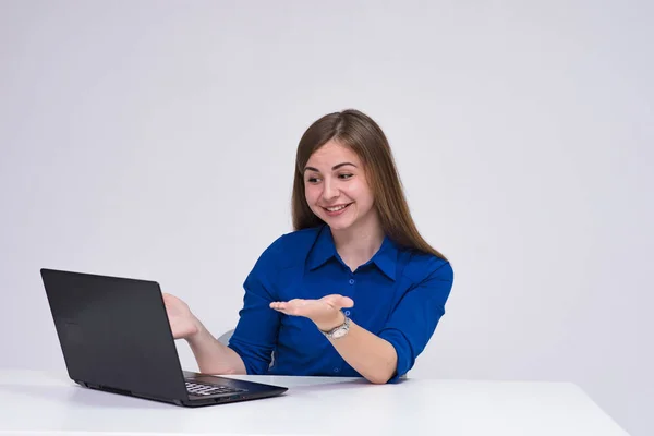 Porträt Der Schönen Brünetten Mädchen Auf Weißem Hintergrund Sitzt Tisch — Stockfoto