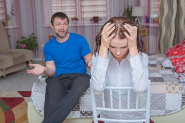 Aile ilişkileri. Aile sorunları - baba ve kızı odasında aile bir çatışmada bir portre. Kamera önünde oturup mutsuz bakmak