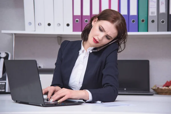 Trabalho Escritório Retrato Uma Linda Garota Gerente Morena Escritório Trabalhando — Fotografia de Stock