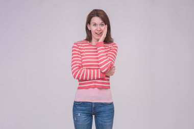 kot pantolon farklı pozlar farklı duygular ile beyaz bir arka plan üzerinde güzel bir esmer kız portresi. O şu kamera gülümseyen önünde duran ve mutlu görünüyordu