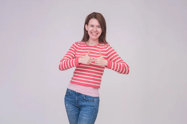 Retrato Uma Linda Menina Morena Jeans Fundo Branco Poses Diferentes — Fotografia de Stock