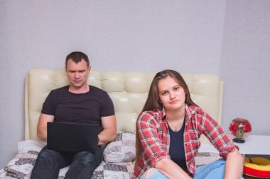 Baba ve kızı ile aile sorunları, Aile ilişkileri aile zorluklar yatak odasında portresi. Kamera önünde doğru ve mutsuz bak