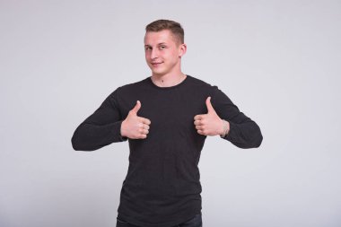 farklı pozlar farklı duygular ile beyaz bir arka plan üzerinde hoş bir genç adam portresi. Doğrudan kamera ve gülümsüyor önünde durduğunu