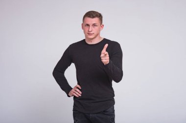 farklı pozlar farklı duygular ile beyaz bir arka plan üzerinde hoş bir genç adam portresi. Doğrudan kamera ve gülümsüyor önünde durduğunu