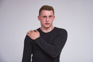 farklı pozlar farklı duygular ile beyaz bir arka plan üzerinde hoş bir genç adam portresi. Doğrudan kamera ve gülümsüyor önünde durduğunu