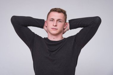 farklı pozlar farklı duygular ile beyaz bir arka plan üzerinde hoş bir genç adam portresi. Doğrudan kamera ve gülümsüyor önünde durduğunu