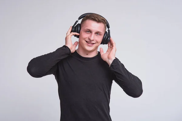 Aime Écouter Musique Portrait Jeune Homme Mignon Dans Casque Écoutant — Photo
