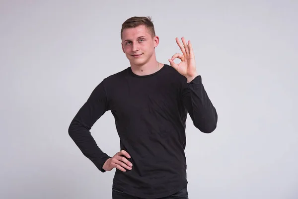 Retrato Joven Lindo Mostrando Bien Sobre Fondo Blanco Pone Delante — Foto de Stock